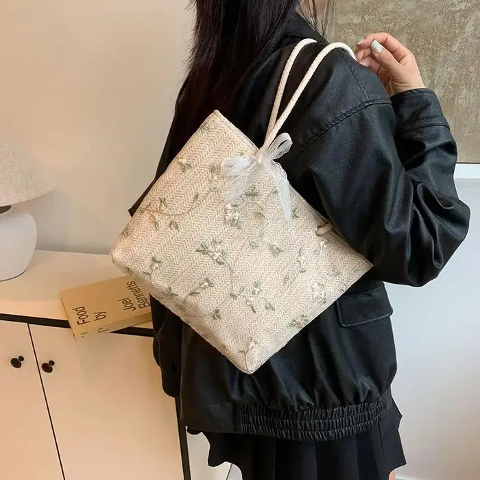 Sac fourre-tout en paille tressée avec broderie florale et détail nœud en dentelle