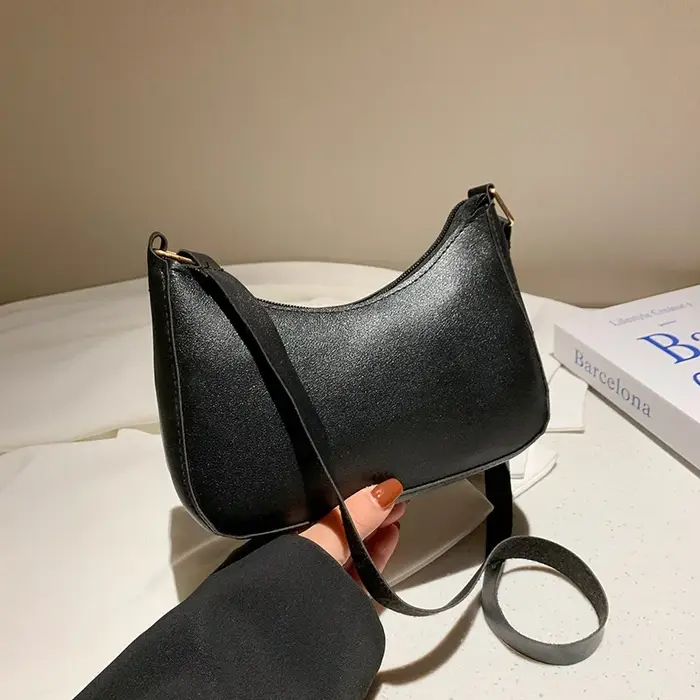 Petit sac sous le bras