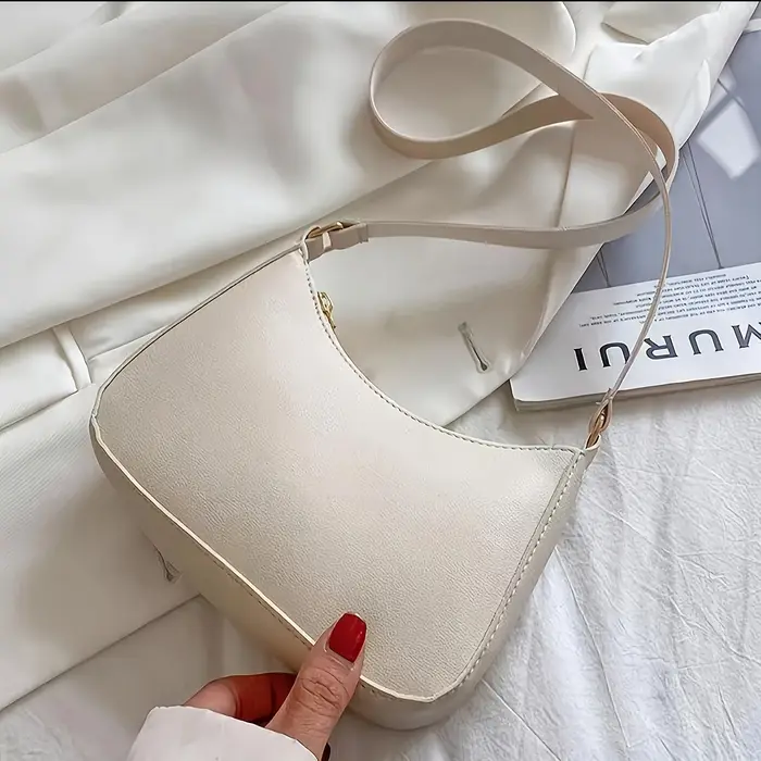 Petit sac sous le bras