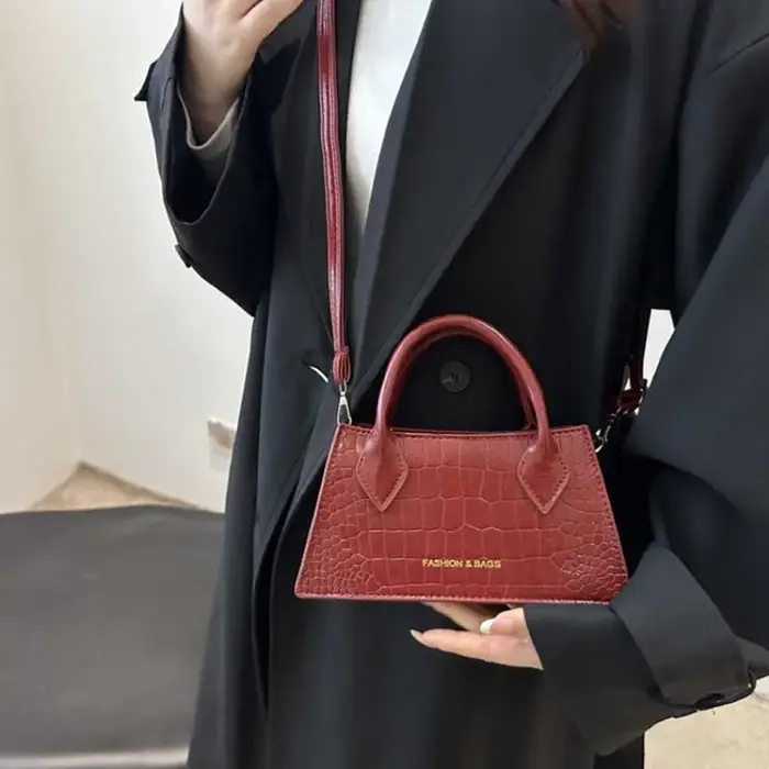 Sac à main élégant rouge bordeaux
