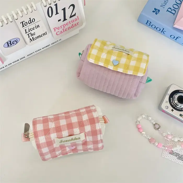 Pochette de maquillage verticale matelassée verte avec boucle rose