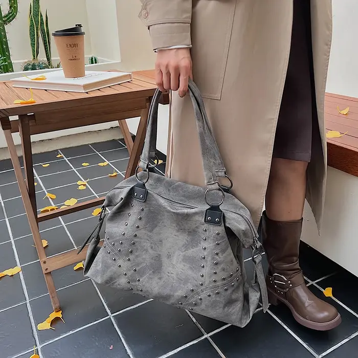 LEFTSIDE Rivets grande capacité sac à bandoulière en cuir PU pour femmes 2025 hiver luxe dame Style Punk concepteur fourre-tout sacs à main