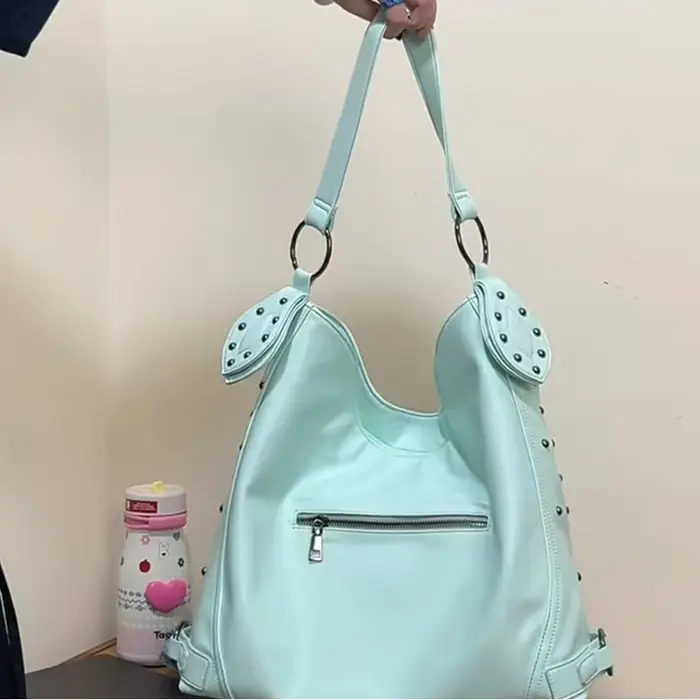 Sac à bandoulière vert menthe orné de clous métalliques