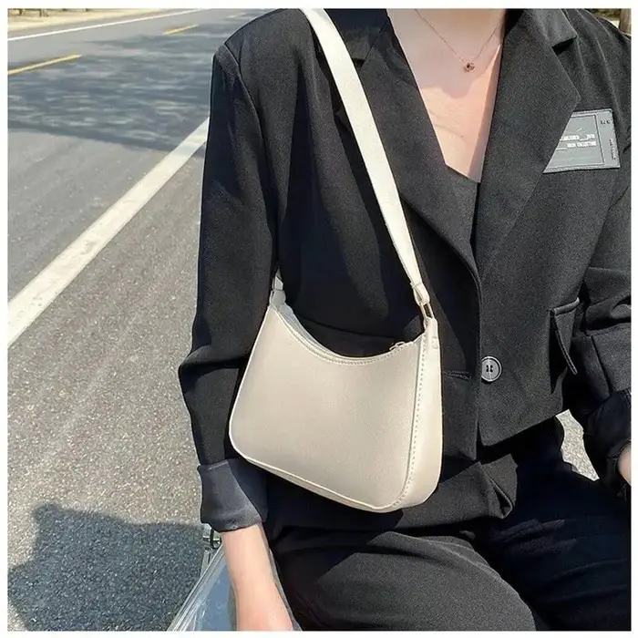 Sac à main tendance et élégant de couleur unie