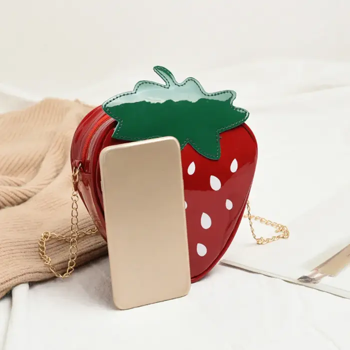 Femmes chaîne sac à main sac à bandoulière pour cadeau mode mignon en forme de fraise Design en cuir souple Mini sac