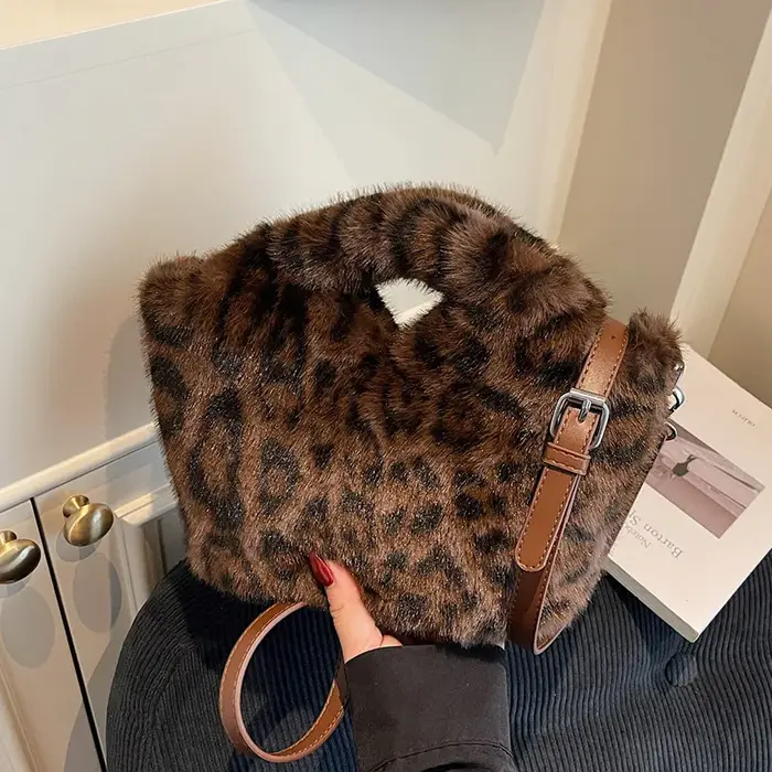 Petit sac seau en fourrure pour femmes