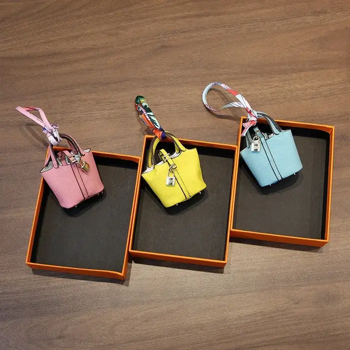 Mini pendentif en cuir léger et compact pour sacs à main femme