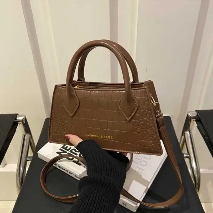 Sac à main élégant rouge bordeaux