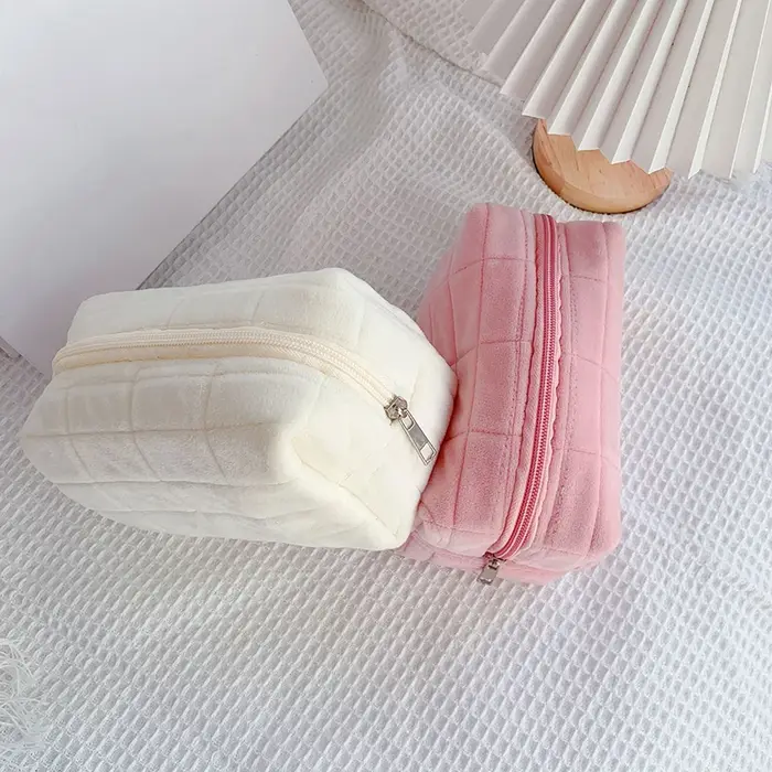 Trousse de maquillage en fourrure mignonne pour femmes