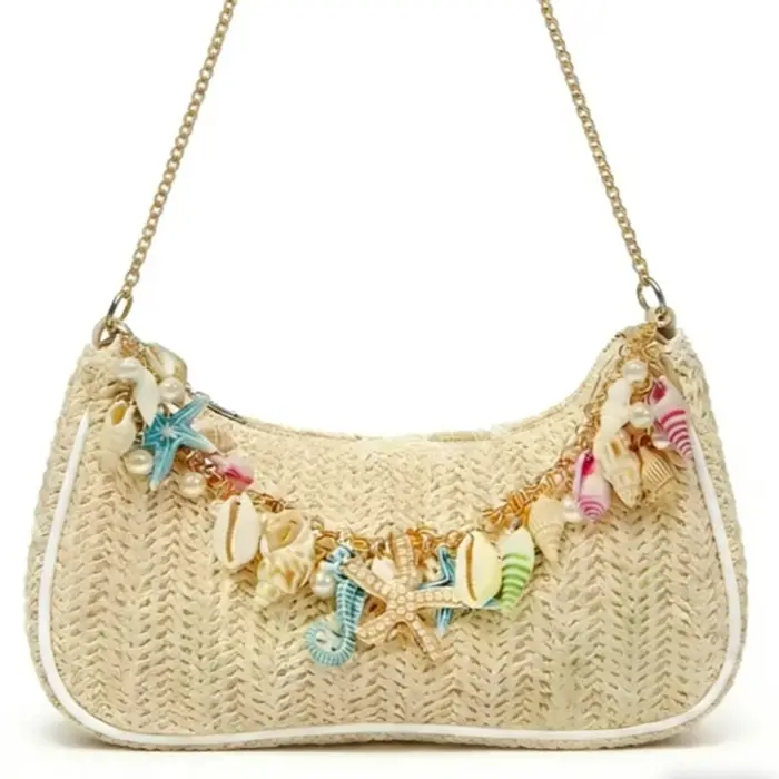 Sac à bandoulière bohème en paille d'été avec breloques coquillages