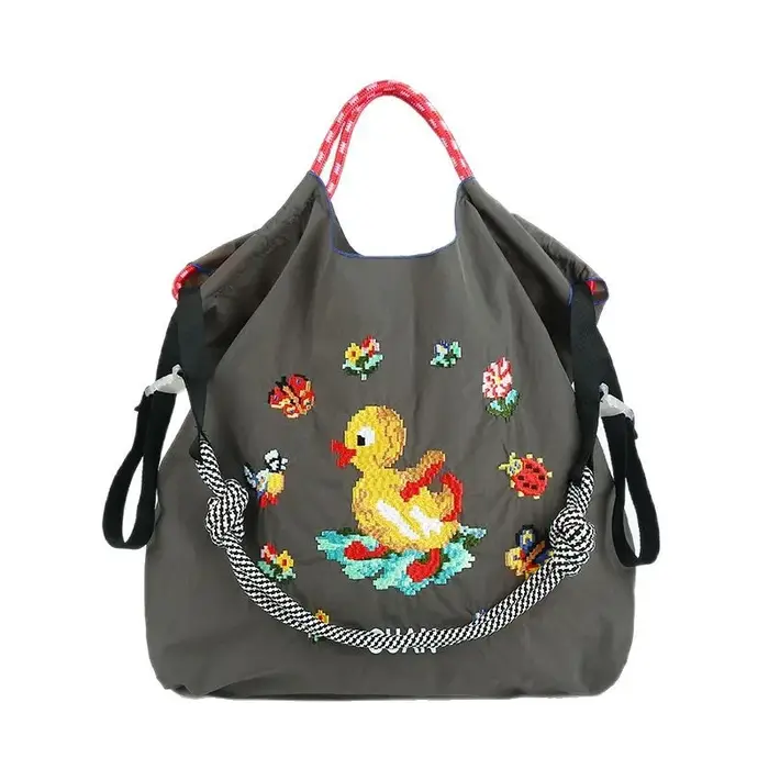2025 nouveau sac à bandoulière en toile brodée sac à main caneton sac fourre-tout de grande capacité frais Style doux matériel en nylon saison de printemps