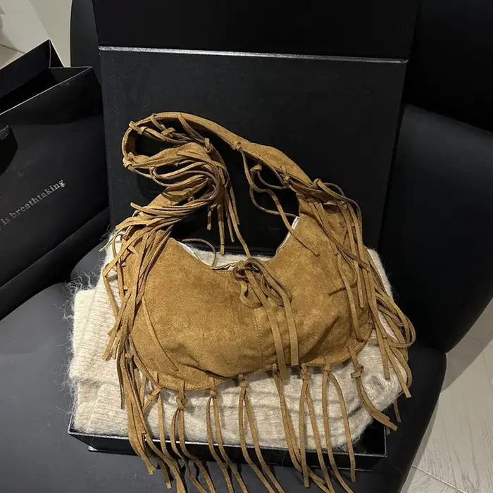 Sac fourre-tout à bandoulière à pompons quatre couleurs