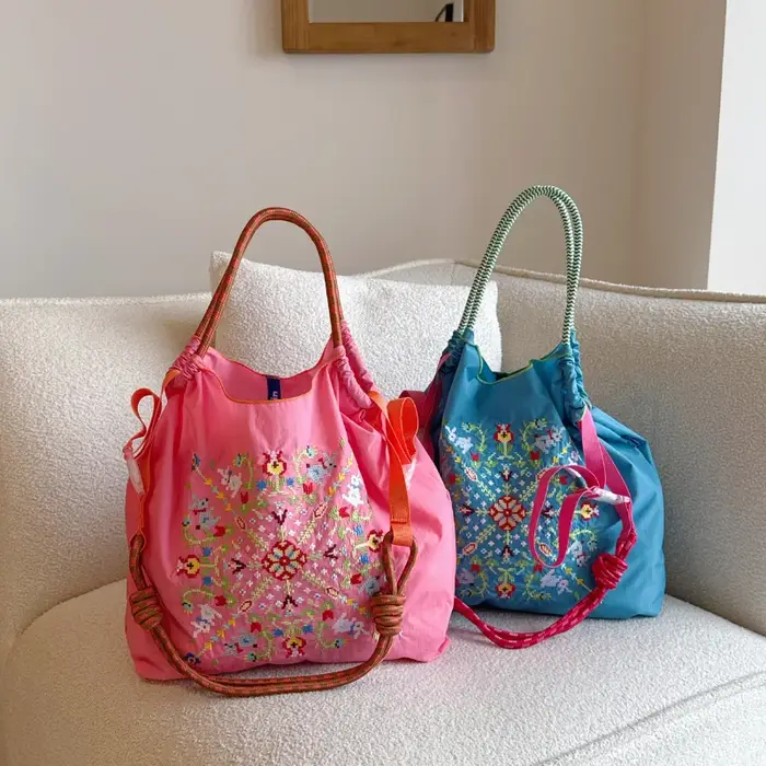 Nouveau sac à bandoulière brodé de style bohème pour femme avec motif floral