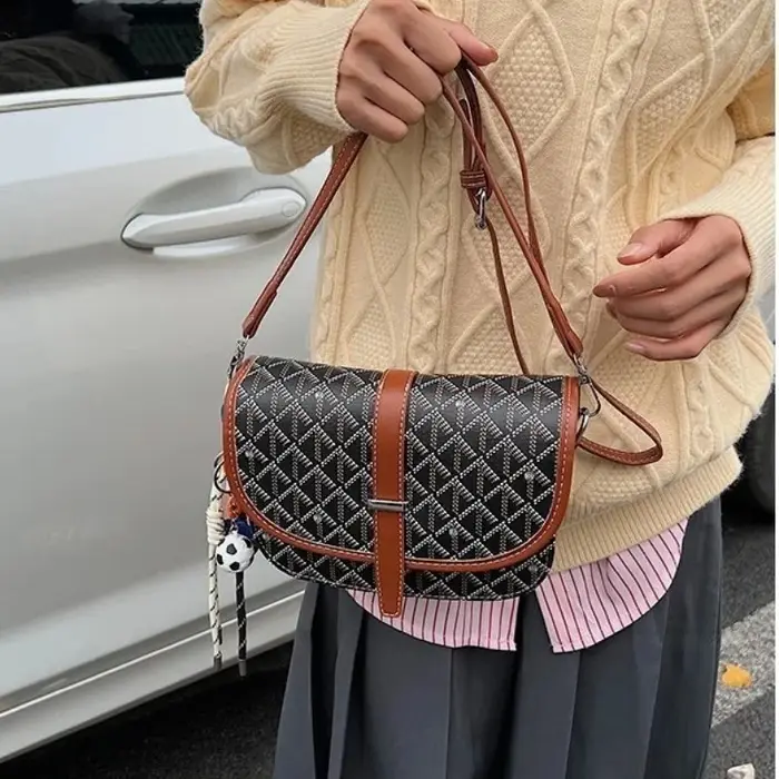 Sac à langer chic et minimaliste : élégant sac bandoulière pour femme avec logo de créateur de luxe et fonction de sac fourre-tout grande capacité
