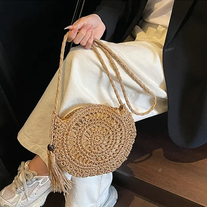 Sac à bandoulière rond en paille tressée pour femme, sac de plage d'été fait main en corde de papier souple avec pompon