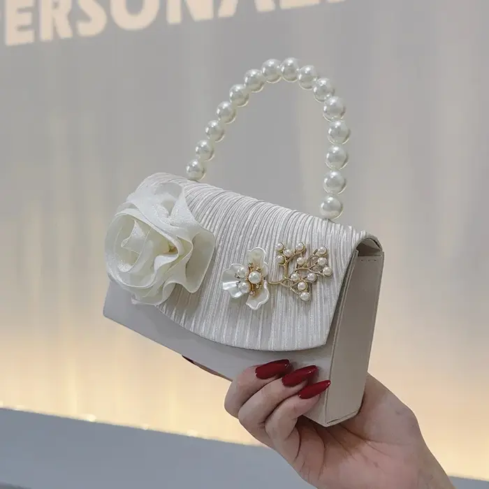 Pochette de soirée à fleurs en perles