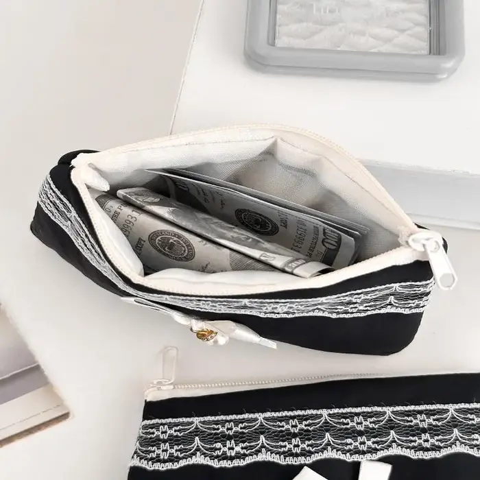 Trousse de maquillage noire en dentelle avec nœud