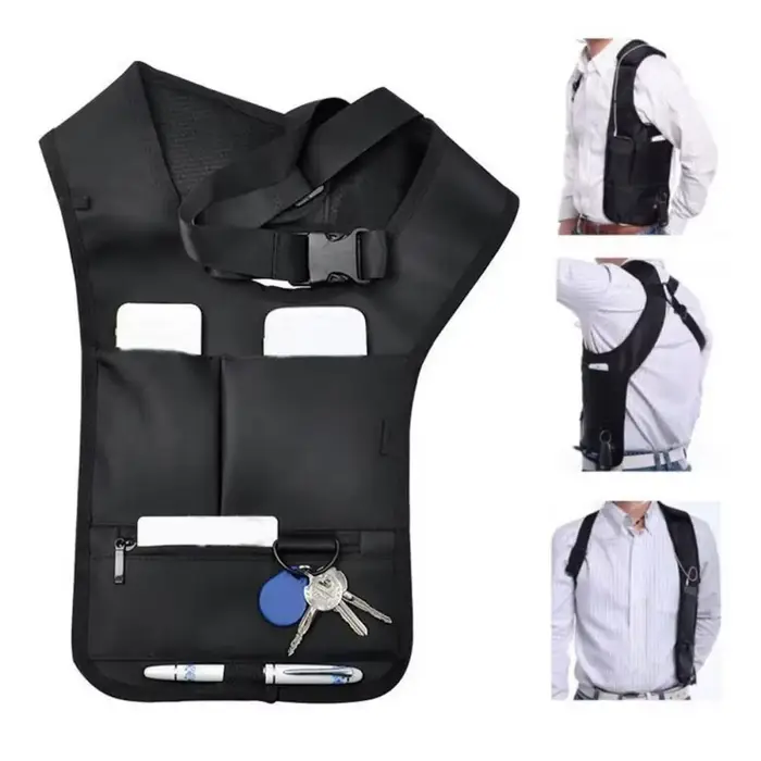 Sac bandoulière noir dissimulé sous le bras