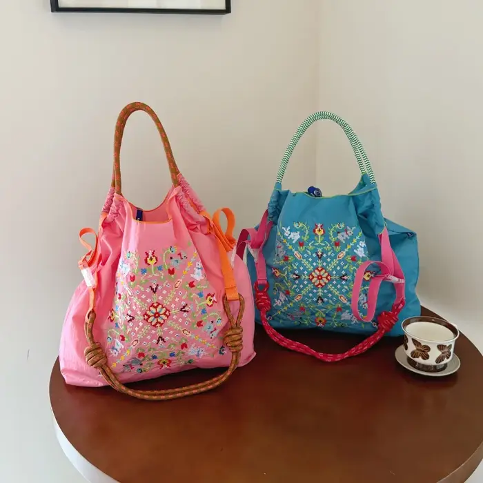 Nouveau sac à bandoulière brodé de style bohème pour femme avec motif floral