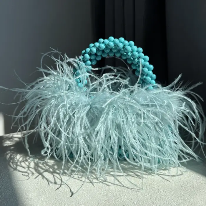 Sac à main en perles avec plumes et fourrure