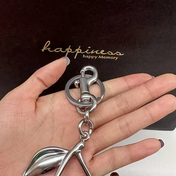 Pendentif cerise de couleur dégradée pour sac à main d'entraîneur