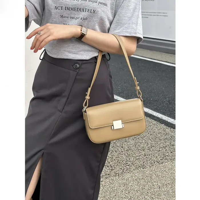 Sac à bandoulière pour femme au design urbain minimaliste luxueux