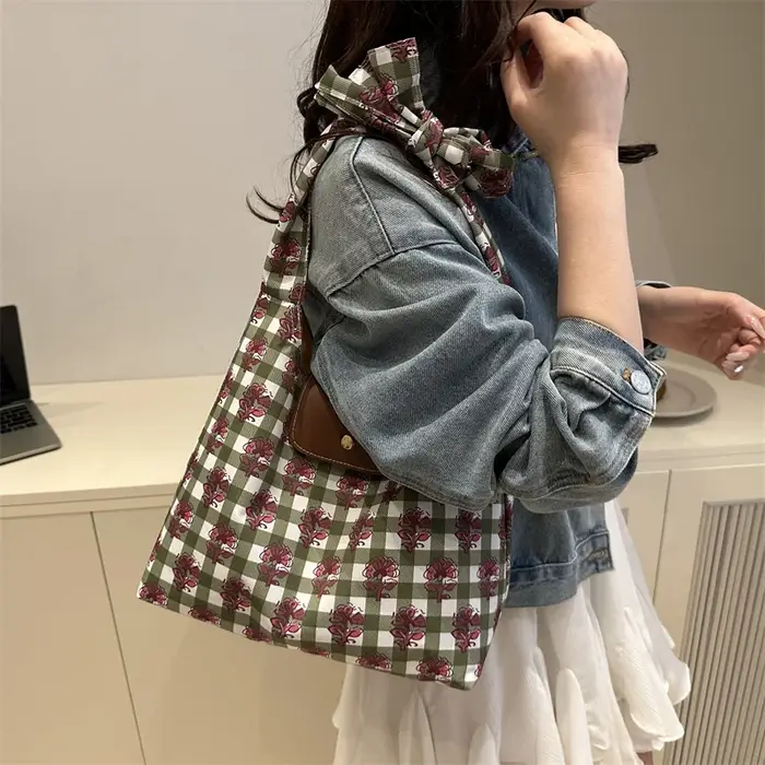Sac fourre-tout à poignées nœud papillon et motif rayé