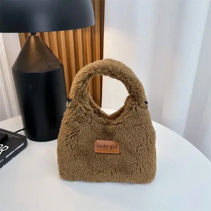 Pochette Hobos en fausse laine d'agneau pour femme