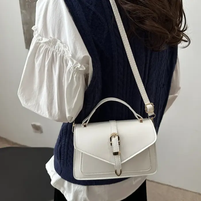Sac à main élégant à rabat pour femmes, avec poignée supérieure courte, bandoulière réglable, sac à bandoulière élégant pour les trajets quotidiens.
