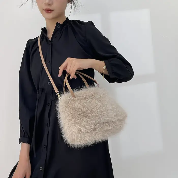 Sacs à main à pompon en fausse fourrure pour femmes, sac à bandoulière en fourrure pour dames, fourre-tout en peluche douce, sacs à bandoulière, mode hiver, nouveau cadeau 2025