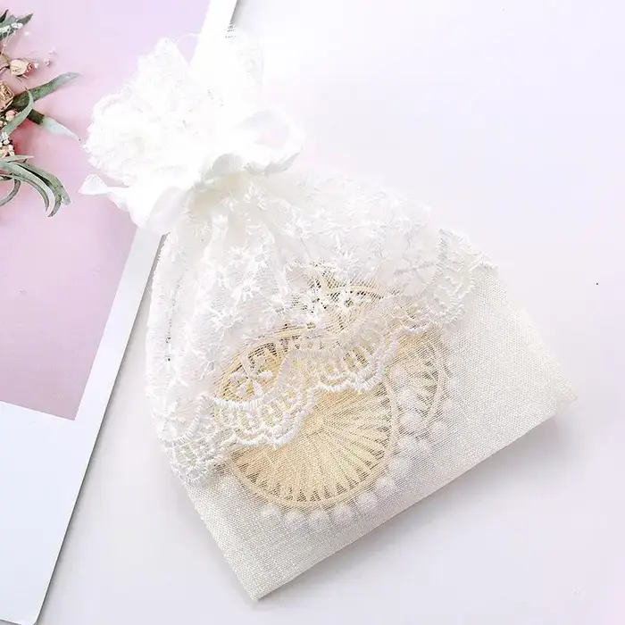 Sac cadeau blanc réutilisable en gaze et dentelle avec cordon de serrage pour le rangement