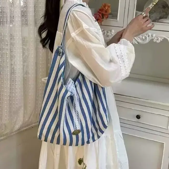 Sac hobo en toile à rayures pour femmes, avec nœud en dentelle, réversible, grand sac fourre-tout à bandoulière pour l'école et les pique-niques