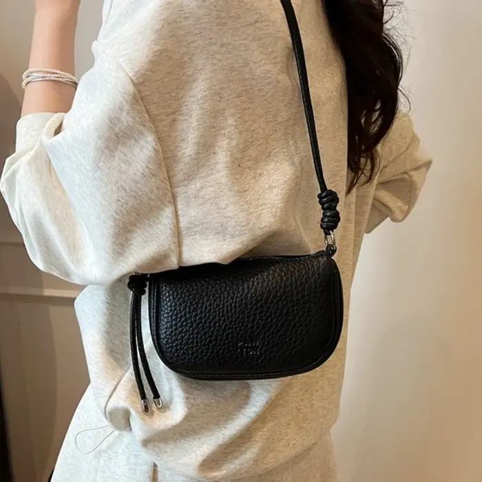 Le sac à bandoulière pour femme est à la mode