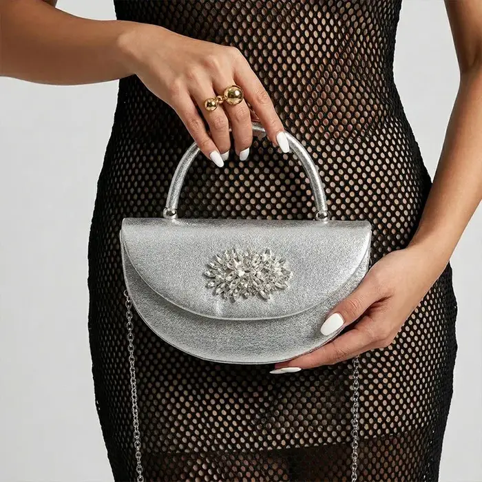 Sac à bandoulière incrusté de diamants