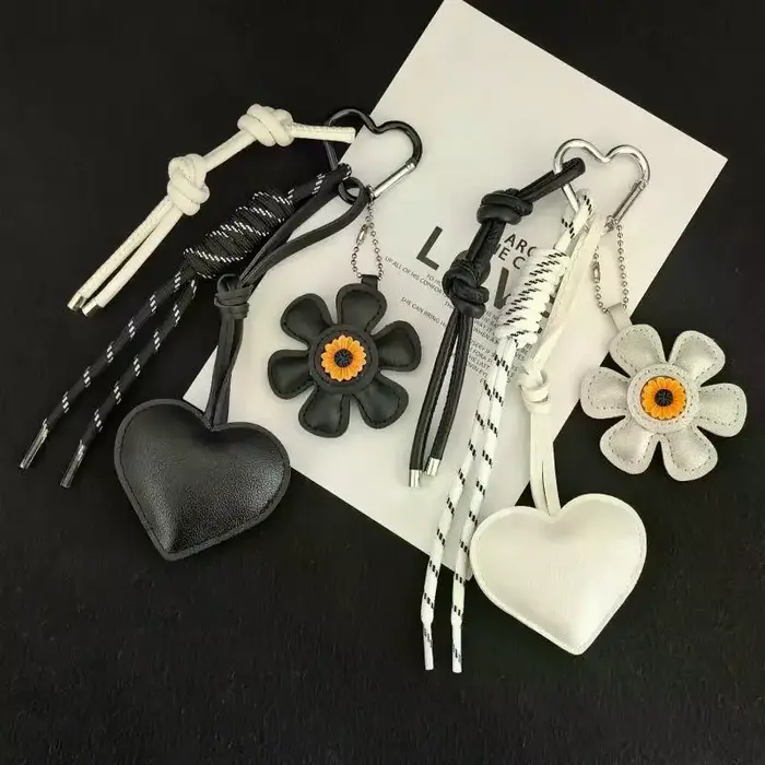 Breloque et porte-clés vintage en cuir PU motif fleur et cœur