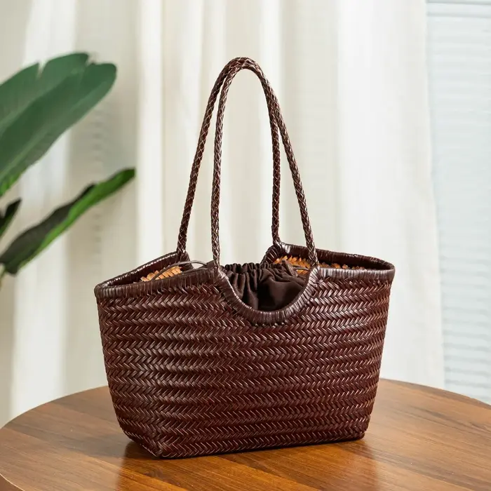 Sac fourre-tout en cuir véritable tissé à la main au design luxueux