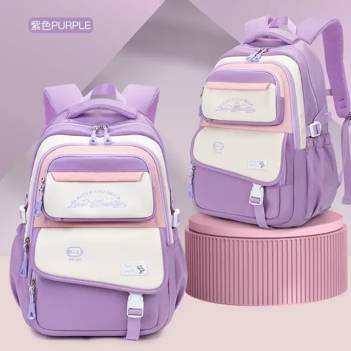 Sac à dos pour les étudiantes pendant la rentrée scolaire. Sac à dos d'étudiant. Sac à dos de style sportif avec design patchwork coloré. Sui