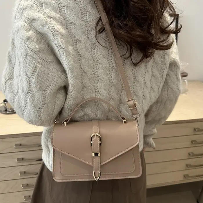 Sac à main élégant à rabat pour femmes, avec poignée supérieure courte, bandoulière réglable, sac à bandoulière élégant pour les trajets quotidiens.
