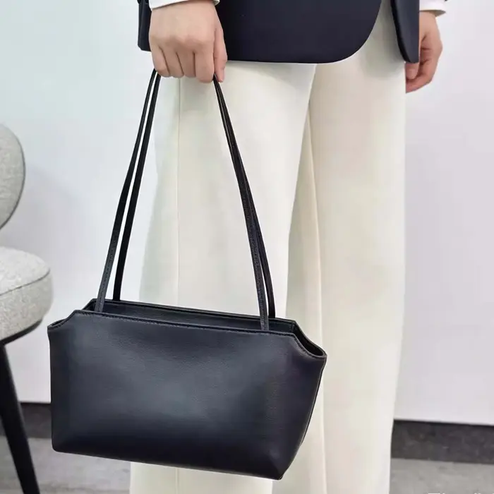 Sac à main d'épaule minimaliste en peau de mouton douce, design de niche, texture haut de gamme, lux