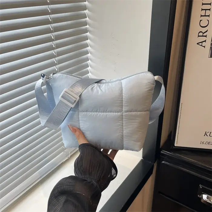 Sac à main pour femme, nouveau sac d'automne et d'hiver, sac à bandoulière simple, léger, décontracté, à la mode, avec broderie.