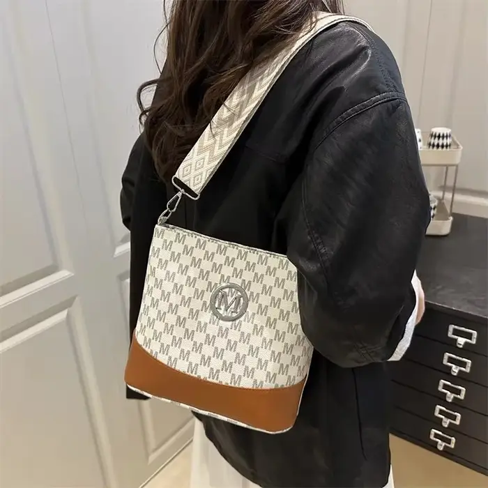 Sac à bandoulière élégant pour femme avec badge « M »