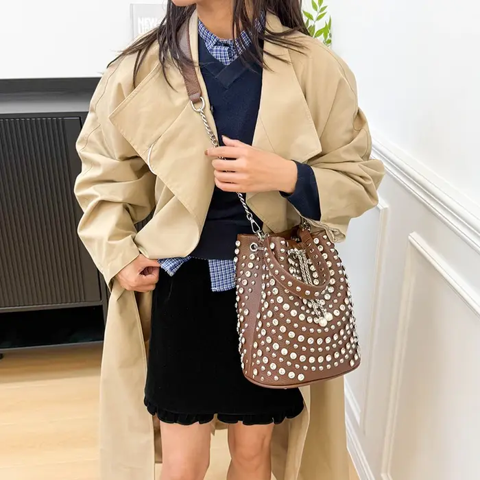 Sac seau clouté LEFTSIDE avec breloque en perles