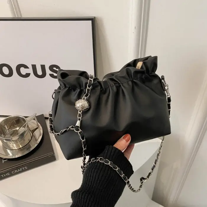 Sac seau élégant en satin plissé avec cordon de serrage et bandoulière chaîne