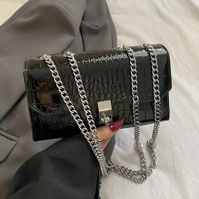 Sac à main noir en similicuir façon crocodile