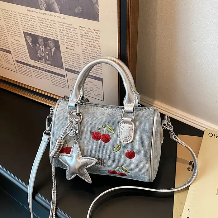 Sac à main pour femme avec bandoulière réglable, élégant et doté d'un joli pendentif, idéal pour les