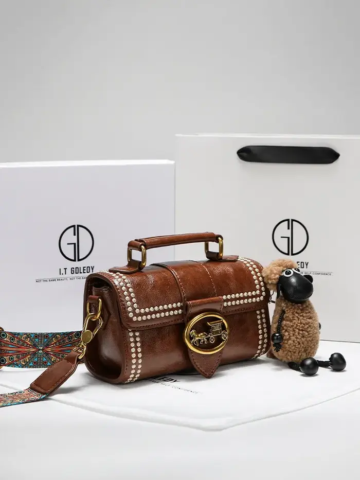 Sac carré vintage et luxueux à porter à la main avec rivets délicats et décorations métalliques de haute qualité