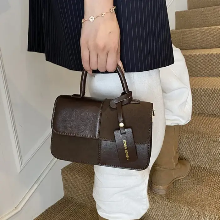 Sac à main pour femme fabriqué en cuir fin avec un design tendance et un look de banlieue vintage haut de gamme