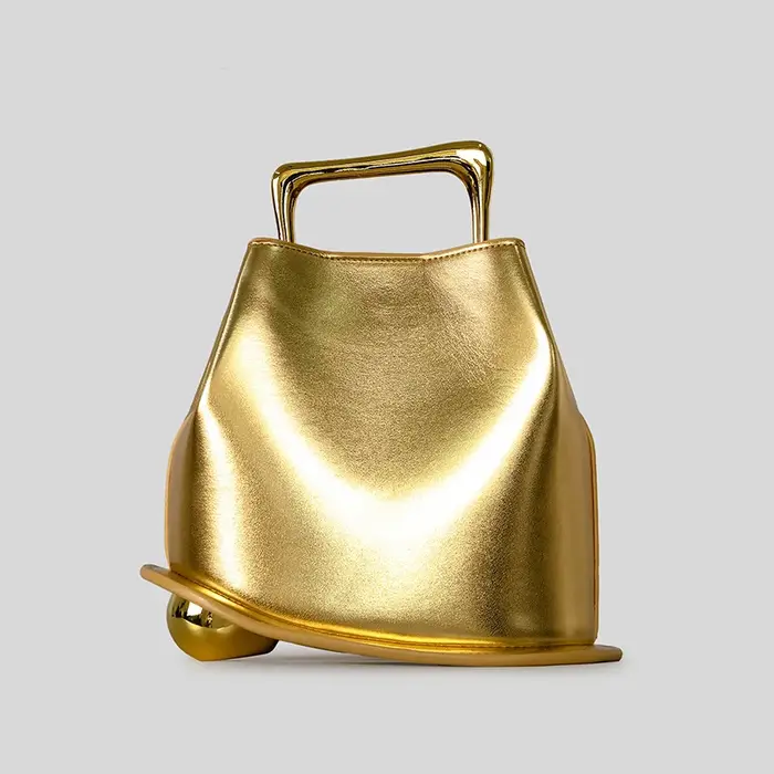 Sac seau irrégulier pour femme en cuir doré métallisé avec base en boule dorée