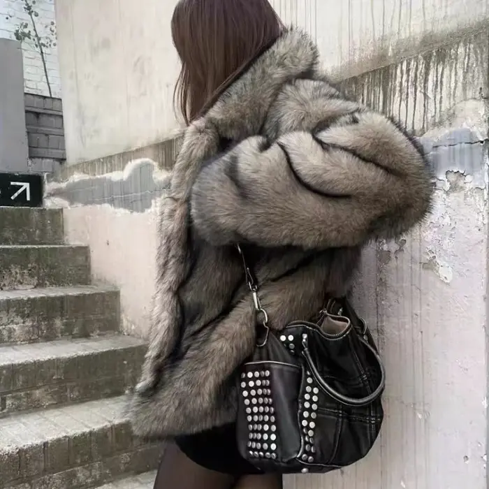 Nouveau Sac Fourre-tout Femme 2026 Style Rétro avec Rivets Métalliques