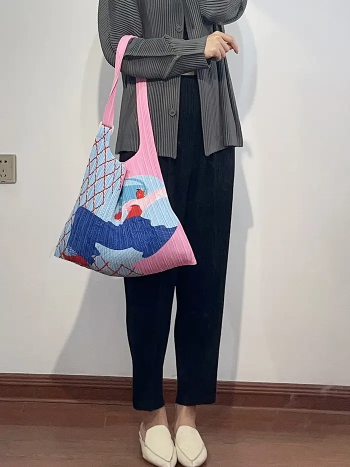 Le nouveau sac à main plissé pour femme de Miyake avec impression est un sac à bandoulière unique pratique pour le shopping